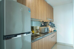 Phòng | Bếp riêng | Tủ lạnh, bếp nấu, dụng cụ nấu nướng/bát dĩa/dao nĩa 