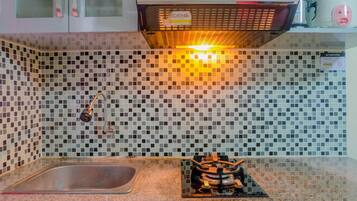 Room | Private kitchen | Fridge, stovetop, cookware/dishes/utensils