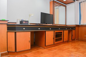 Room | Private kitchenette | Fridge, stovetop, cookware/dishes/utensils - Stylish and Posh Studio Park Royale Apartment (Jakarta)