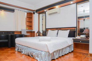 Room | Free WiFi, bed sheets - Stylish and Posh Studio Park Royale Apartment (Jakarta)