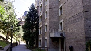 Un edifici de maó amb un rètol que diu "Edificio Residencia".