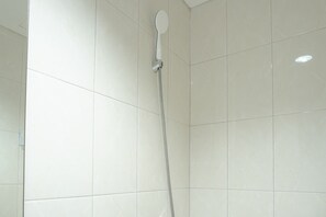 Bathroom - Fully Furnished 1BR Apartment at Vittoria Residence (Jakarta)