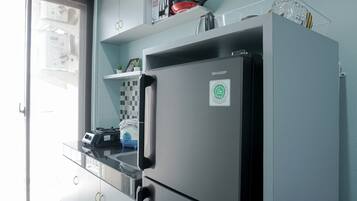 Kamar | Dapur kecil pribadi | Lemari es, kompor, ketel listrik, dan peralatan masak/sendok-piring