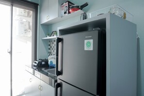 Room | Private kitchenette | Fridge, stovetop, electric kettle, cookware/dishes/utensils - Fully Furnished 1BR Apartment at Vittoria Residence (Jakarta)