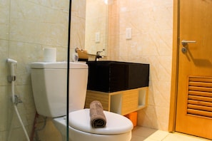 Kamar | Kamar mandi | Shower dan handuk