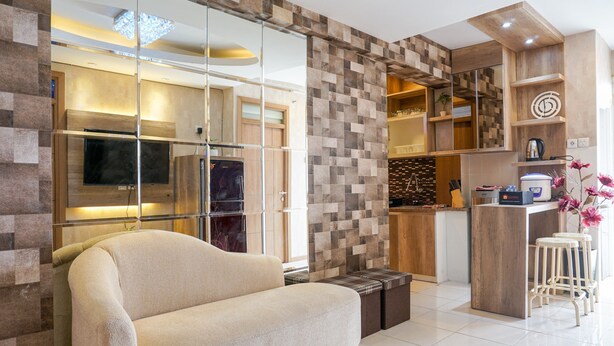 Eine moderne Küche mit integriertem Kühlschrank, einer Kaffeemaschine und einer Bar mit Barhocker.