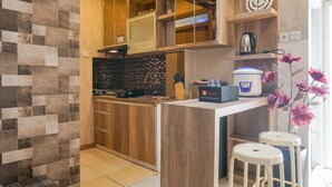 Eine moderne Küche mit Holzausbau, einer gefliesten Spritzschutzwand und einer integrierten Kücheninsel mit Barhockern.
