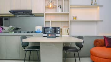 Quarto | Cozinha privada | Geladeira, cooktop, chaleira elétrica