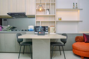 Room | Private kitchen | Fridge, stovetop, electric kettle, cookware/dishes/utensils - Modern 3BR Apartment at Springhill Terrace Residence (Jakarta)