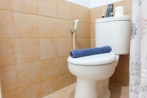 Herbergi | Baðherbergi | Sturta, handklæði