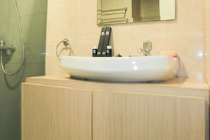Ein Badezimmer mit Waschbecken, Spiegel und Dusche.