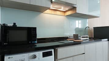Room | Private kitchenette | Fridge, stovetop, cookware/dishes/utensils
