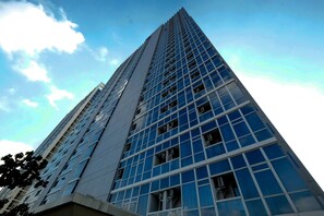 Exterior - Cozy and Tranquil Studio Menteng Park Apartment (Jakarta)