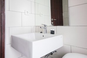 Bathroom - Big Size with City View @ 3BR Lexington Apartment (Jakarta)