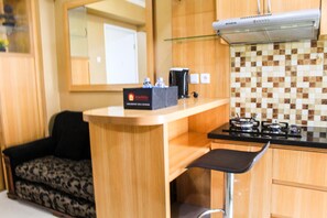Room | Private kitchen | Fridge, stovetop, cookware/dishes/utensils - Comfortable and Fully Furnished 1BR Green Pramuka Apartment (Jakarta)