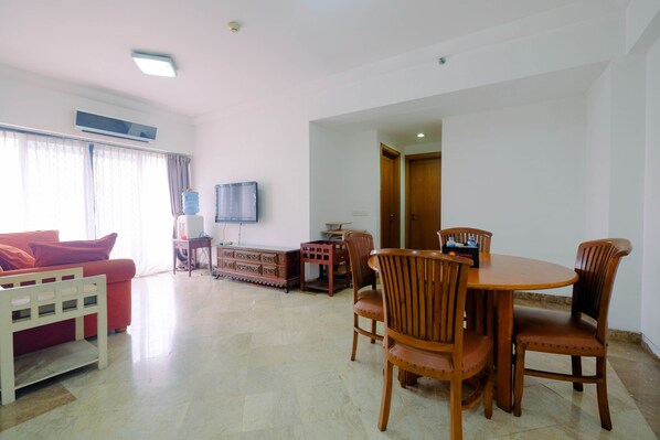 Room | In-room dining - Comfortable 2BR Bona Vista Apartment (Jakarta)