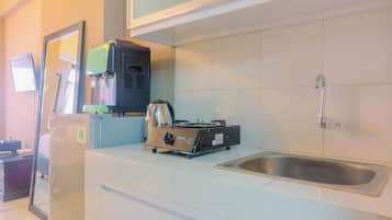 Room | Private kitchenette | Fridge, stovetop, electric kettle, cookware/dishes/utensils