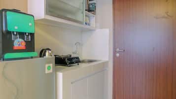 Room | Private kitchenette | Fridge, stovetop, electric kettle, cookware/dishes/utensils