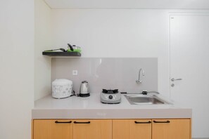 Room | Private kitchenette | Fridge, stovetop, cookware/dishes/utensils - Exclusive 2BR Bogorienze Resort Bogor near The Jungle (Bogor)