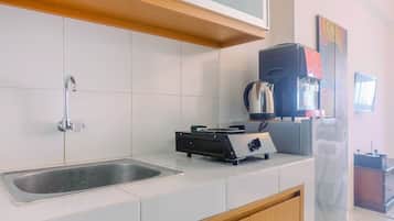 Refrigerador, placa de cocina, utensilios de cocina