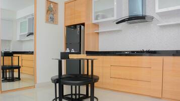 Room | Private kitchen | Fridge, stovetop, cookware/dishes/utensils