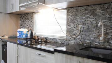 Room | Private kitchenette | Fridge, stovetop, cookware/dishes/utensils