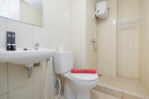 Kamer | Badkamer | Een douche, handdoeken