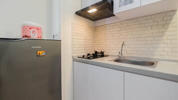 Værelse | Privat tekøkken | Køleskab, kogeplade, køkkentøj/tallerkener/redskaber