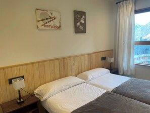 1 bedroom, bed sheets