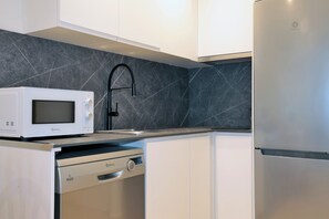 Refrigerador, microondas, lavavajillas y cafetera y tetera 