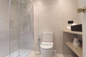 Badewanne, Bidet, Handtücher