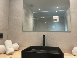 Een bad, een bidet, handdoeken