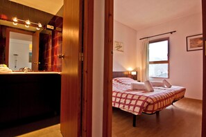 1 bedroom, bed sheets