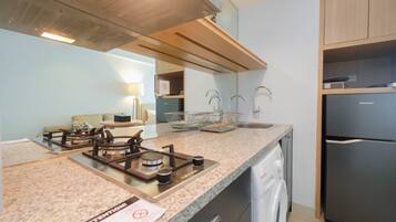 Kamar | Dapur pribadi | Lemari es, kompor, dan peralatan masak/sendok-piring