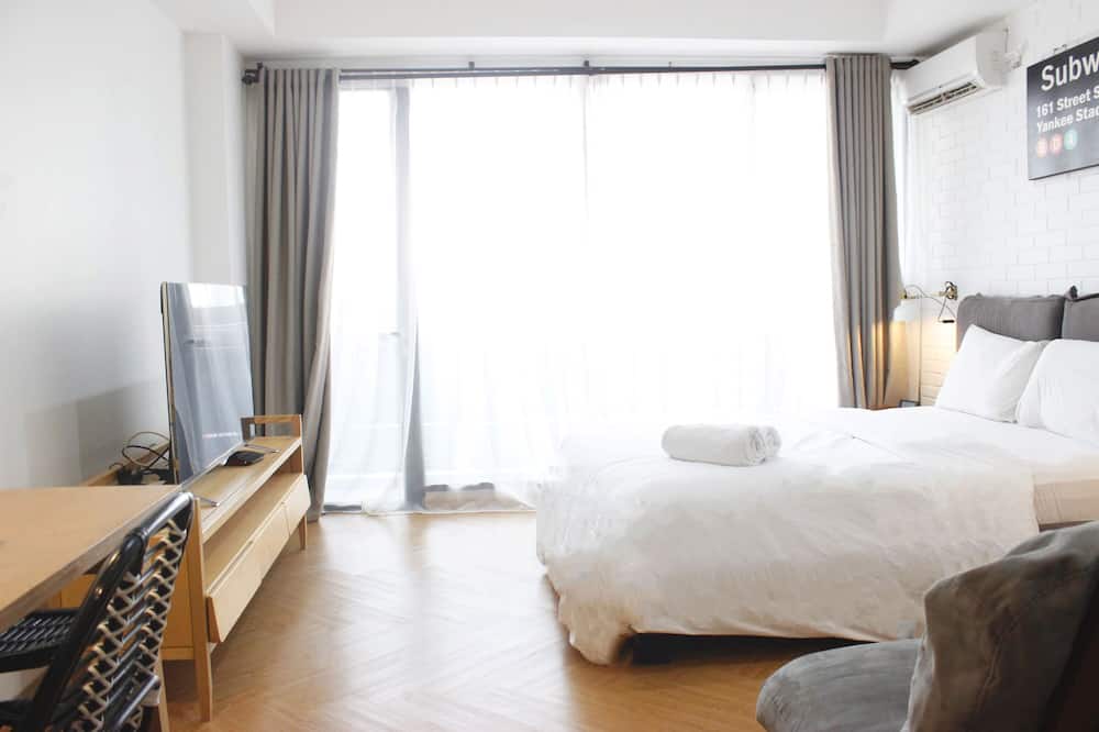 Comfy & Artsy Studio at Beverly Dago Apartment