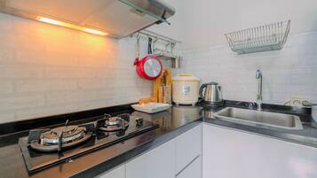 Room | Private kitchen | Fridge, stovetop, cookware/dishes/utensils