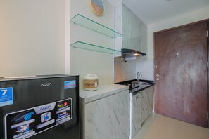 Zimmer | Eigene Küche | Kühlschrank, Herdplatte, Kochgeschirr/Geschirr/Besteck