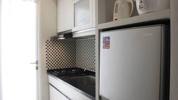 Quarto | Cozinha privada | Geladeira, cooktop, talheres/pratos/utensílios de cozinha