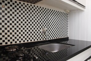 Chambre | Cuisine privée | Réfrigérateur, surface de cuisson, vaisselle et ustensiles