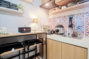 Room | Private kitchen | Fridge, stovetop, cookware/dishes/utensils - Spacious and Comfortable 2BR Cinere Resort Apartment (Depok)