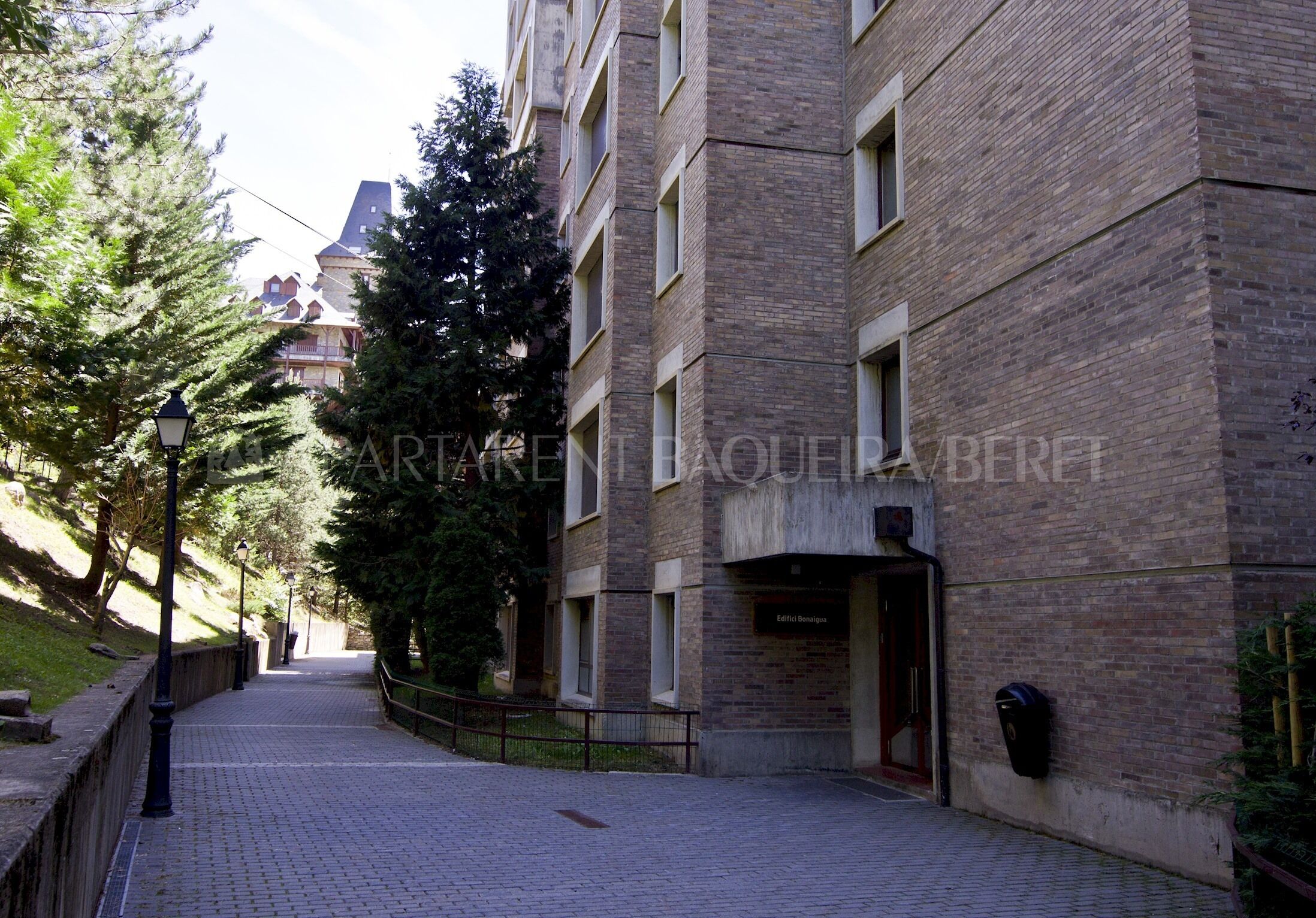 Een bakstenen gebouw met een bord waarop staat: 'Edificio Residencia'.
