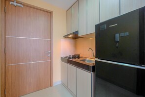 Room | Private kitchen | Fridge, stovetop, cookware/dishes/utensils - Minimalist Studio at The Oasis Apartment near Waterboom Cikarang (Cikarang)
