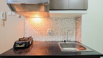 Room | Private kitchenette | Fridge, stovetop, cookware/dishes/utensils
