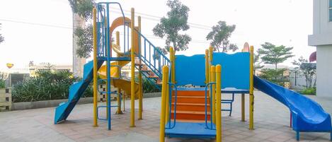 Un parque infantil con toboganes y estructuras para escalar.