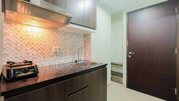Room | Private kitchenette | Fridge, stovetop, cookware/dishes/utensils