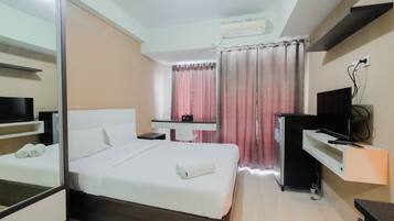 Room | Desk, free WiFi, bed sheets