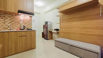 Habitación | Cocina privada | Refrigerador, parrilla de estufa y utensilios de cocina