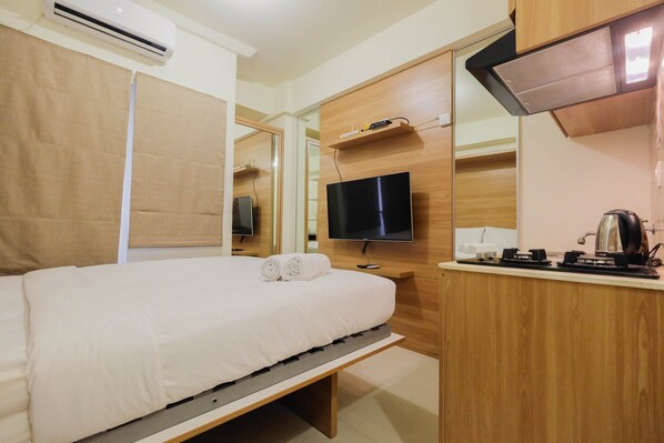 Room | Free WiFi, bed sheets - Modern Studio Apartment 27th on Top of Green Pramuka Mall (Jakarta)