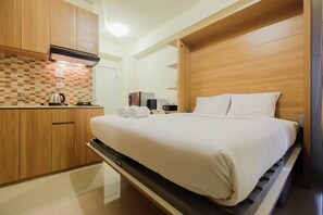 Room | Free WiFi, bed sheets - Modern Studio Apartment 27th on Top of Green Pramuka Mall (Jakarta)