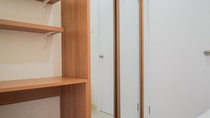 Een kamer met houten planken en een schuifdeur.